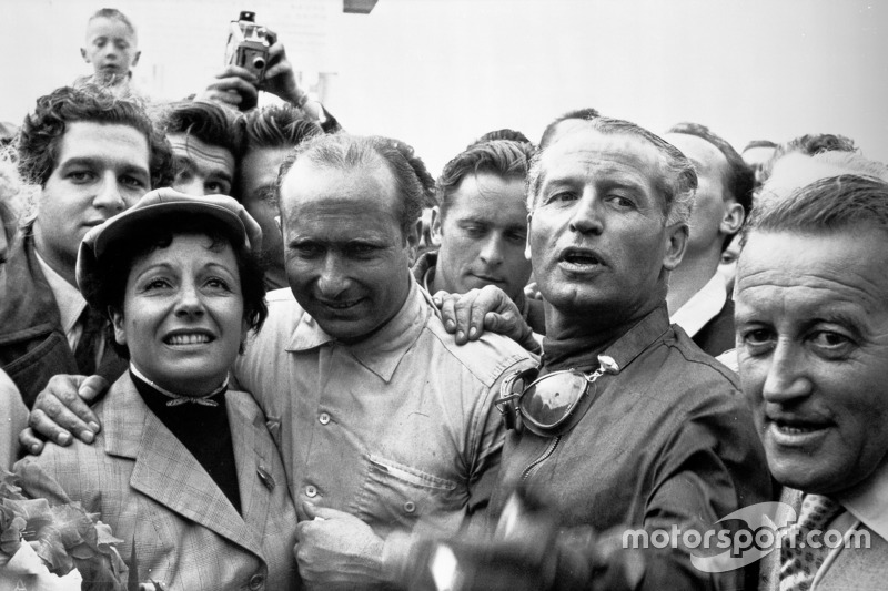 Ganador de la carrera Juan Manuel Fangio con su esposa y Karl Kling, Mercedes