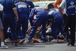 Versorgung von Martin Donnelly, Team Lotus, nach Unfall