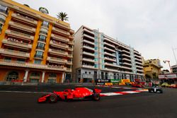 Sebastian Vettel, Ferrari SF71H, voor Lewis Hamilton, Mercedes AMG F1 W09, Kimi Raikkonen, Ferrari SF71H en Valtteri Bottas, Mercedes AMG F1 W09