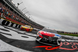 Kyle Busch, Joe Gibbs Racing, Toyota Camry M & M's Red White & Blue y Joey Logano, Team Penske, Ford Fusion Shell Pennzoil lideran el campo al inicio