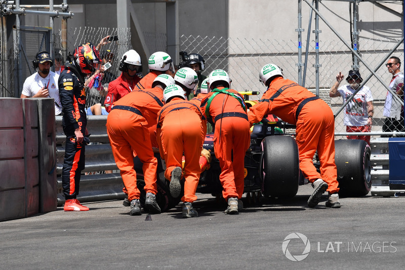 Max Verstappen, Red Bull Racing RB14, después del choque