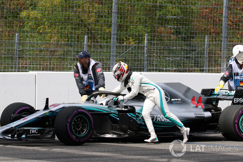 Lewis Hamilton, Mercedes-AMG F1 W09 stops on track and pushes his car