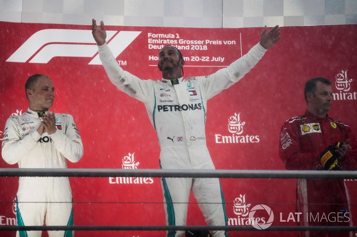 Podio: Valtteri Bottas, Mercedes AMG F1, Lewis Hamilton, Mercedes AMG F1, y Kimi Raikkonen, Ferrari
