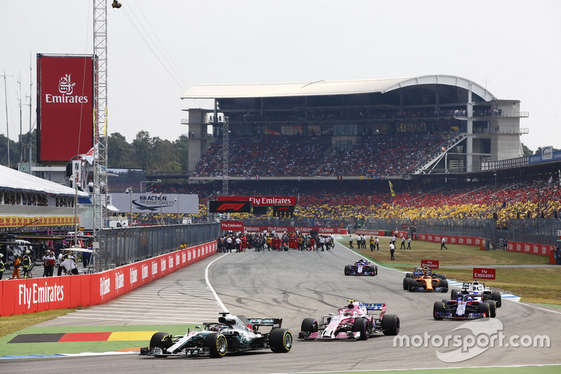 Lewis Hamilton, Mercedes AMG F1 W09, devant Esteban Ocon, Force India VJM11