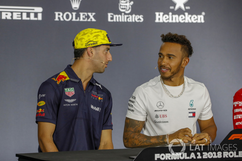 Daniel Ricciardo, Red Bull Racing, y Lewis Hamilton, Mercedes AMG F1 en la conferencia de prensa