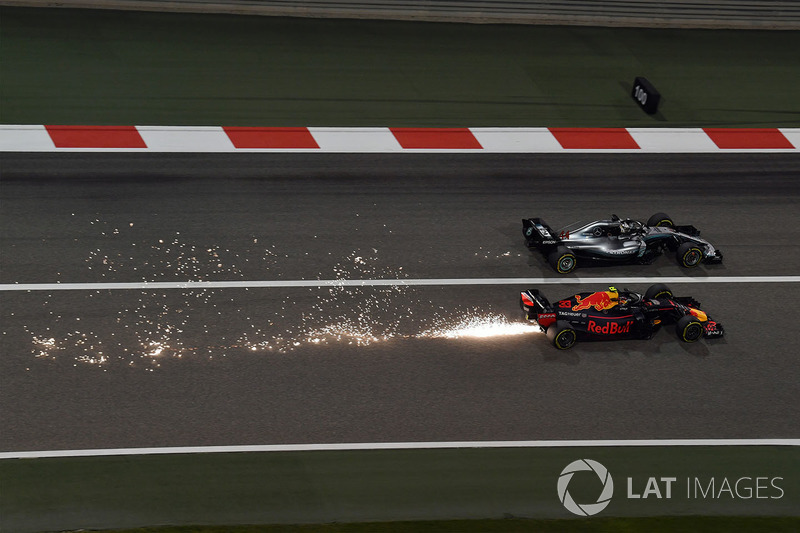 Max Verstappen, Red Bull Racing RB14 y Lewis Hamilton, Mercedes-AMG F1 W09 EQ Power batalla