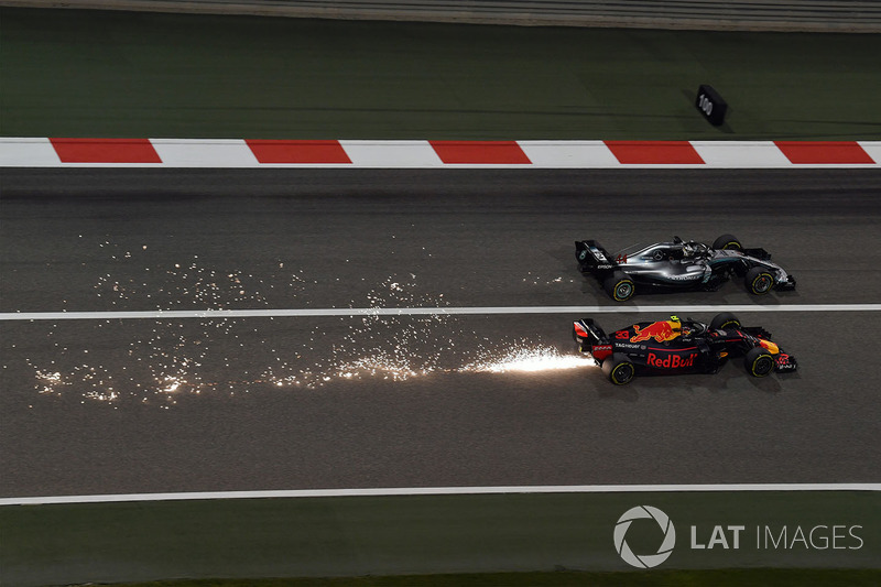 Max Verstappen, Red Bull Racing RB14 and Lewis Hamilton, Mercedes-AMG F1 W09 EQ Power+ en bataille