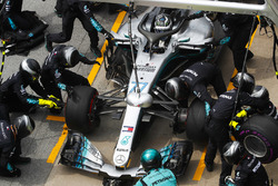 Valtteri Bottas, Mercedes AMG F1 W09, effettua un pit stop