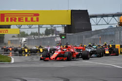 Sebastian Vettel, Ferrari SF71H voor Valtteri Bottas, Mercedes-AMG F1 W09 bij de start