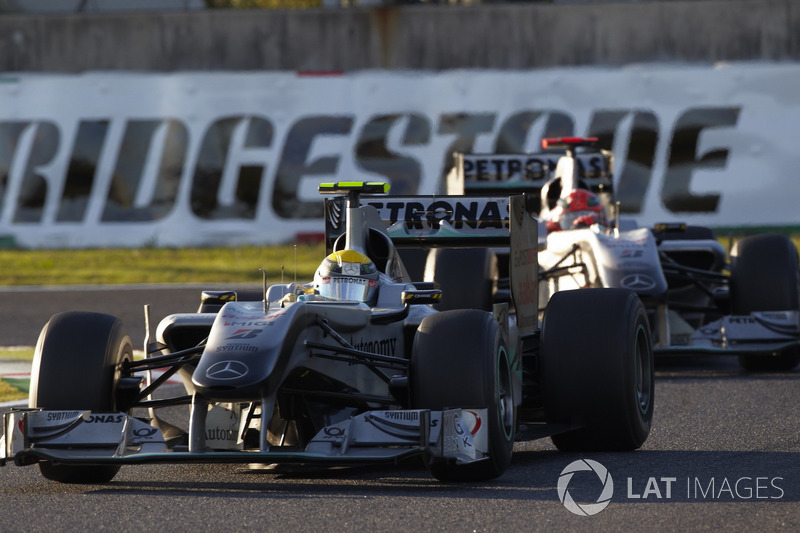 Nico Rosberg, Mercedes GP W01 y Michael Schumacher, Mercedes GP W01