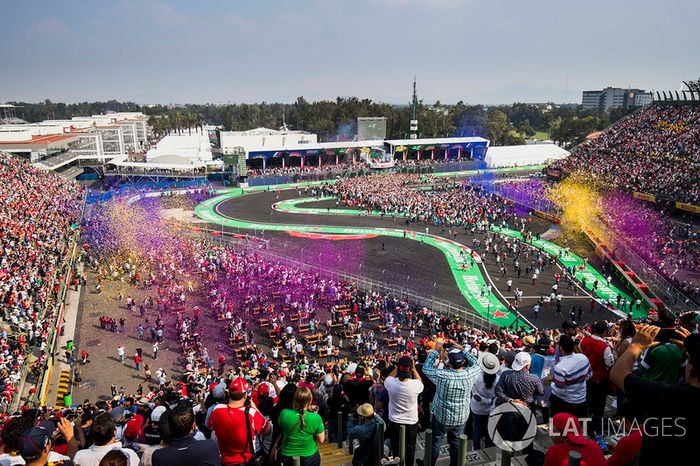 Fans miran el podio e invaden la pista