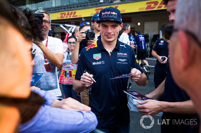 Max Verstappen, Red Bull Racing,  firma de autógrafos para los aficionados