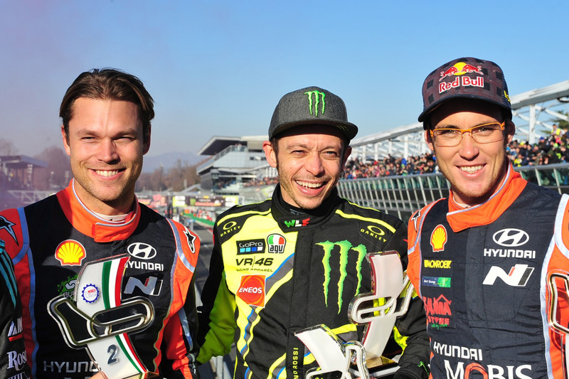 Il vincitore Valentino Rossi, il secondo classificato Andreas Mikkelsen, Thierry Neuville