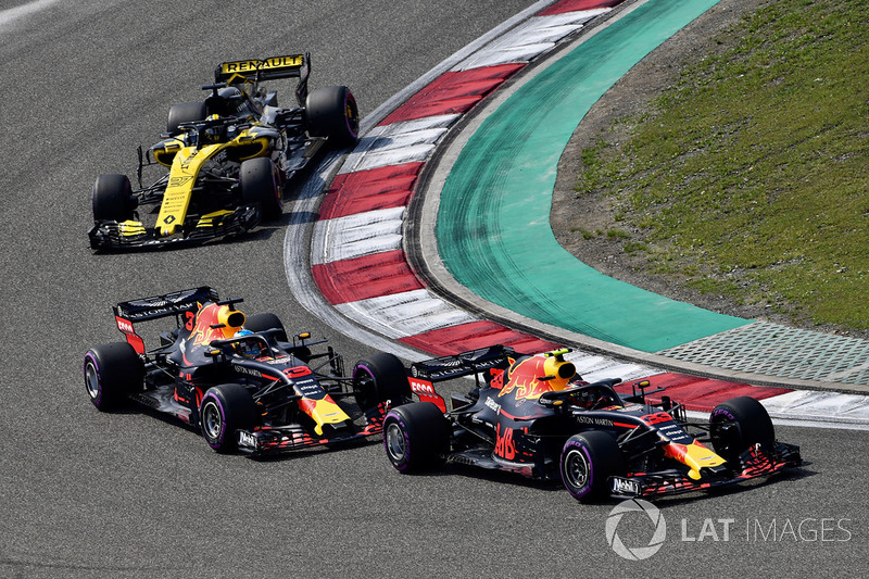 Max Verstappen, Red Bull Racing RB14 leads Daniel Ricciardo, Red Bull Racing RB14 and Nico Hulkenberg, Renault Sport F1 Team R.S. 18