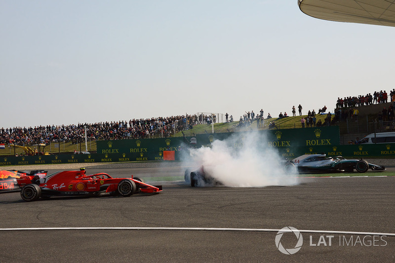 Sebastian Vettel, Ferrari SF71H trompea tras su toque con Max Verstappen, Red Bull Racing RB14 y Kimi Raikkonen y Lewis Hamilton les pasan