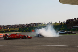 Kimi Raikkonen, Ferrari SF71H e Lewis Hamilton, Mercedes-AMG F1 W09 EQ Power+ transitano dopo il contratto tra Max Verstappen, Red Bull Racing RB14 e Sebastian Vettel, Ferrari SF71H