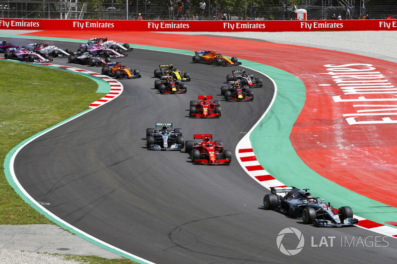 Arrancada: Lewis Hamilton, Mercedes AMG F1 W09, lleva Sebastian Vettel, Ferrari SF71H, Valtteri Bottas, Mercedes AMG F1 W09, Kimi Raikkonen, Ferrari SF71H, Max Verstappen, Red Bull Racing RB14 y el resto del grupo