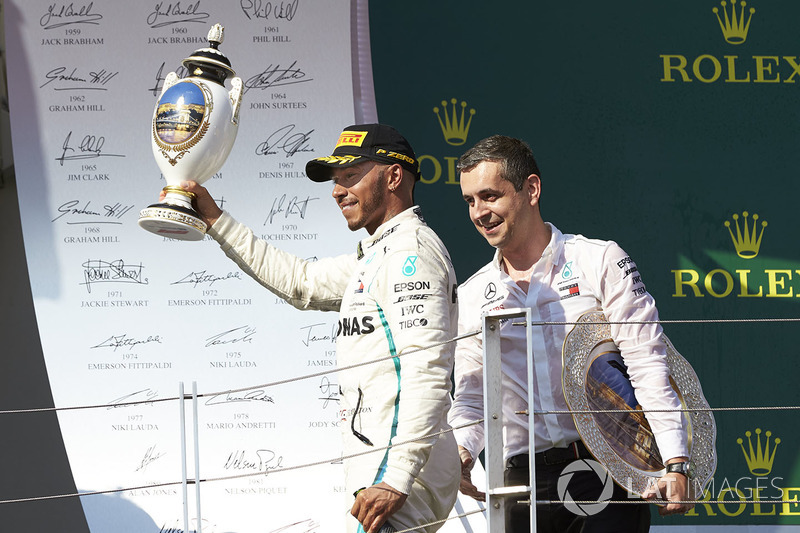 El delegado del trofeo Mercedes Constructors y Lewis Hamilton, Mercedes AMG F1, 1 ° puesto, en el podio