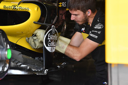 Un mécanicien travaille sur la Renault Sport F1 Team R.S. 18