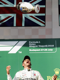 Podium: winnaar Lewis Hamilton, Mercedes AMG F1