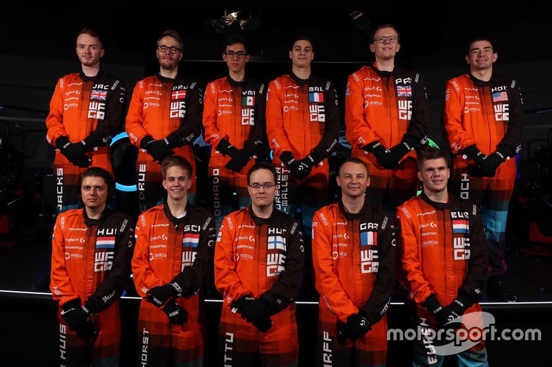 Mika Hakkinen con participantes del McLaren World's Fastest Gamer