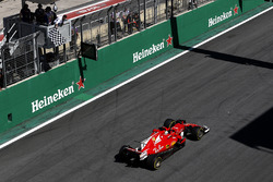 Sebastian Vettel, Ferrari SF70H pakt de zege aan de finish