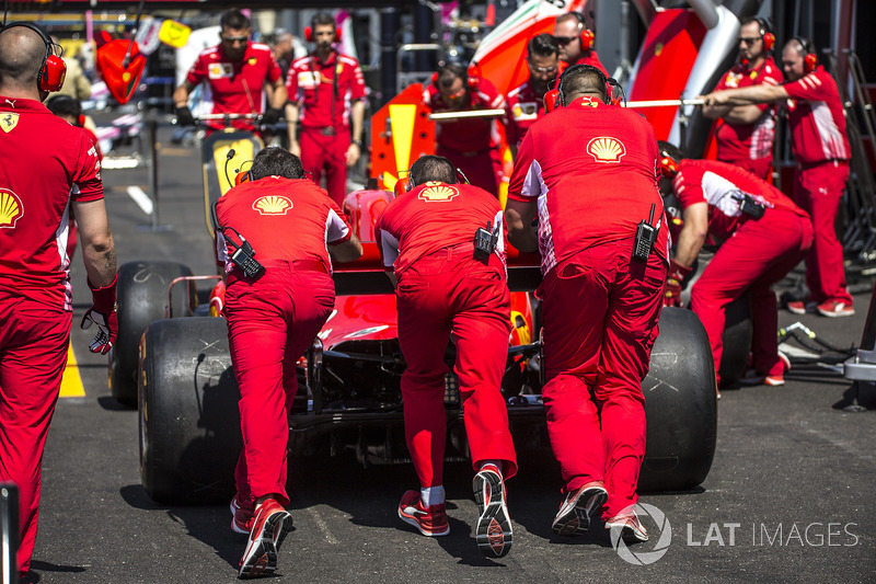 I meccanici Ferrari spingono la Ferrari SF71H