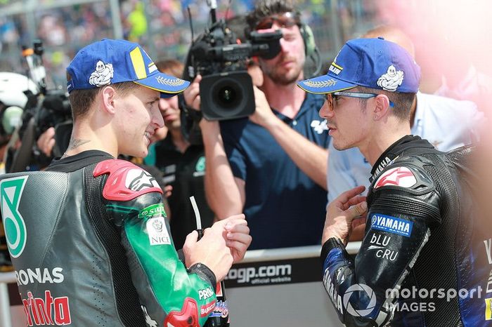 Segundo Fabio Quartararo, Petronas Yamaha SRT, tercero Maverick Viñales, Yamaha Factory Racing