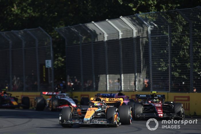 Oscar Piastri, McLaren MCL60, Zhou Guanyu, Alfa Romeo C43, Esteban Ocon, Alpine A523