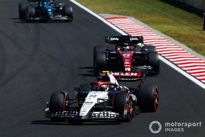 Yuki Tsunoda, AlphaTauri AT04, Valtteri Bottas, Alfa Romeo C43, George Russell, Mercedes F1 W14