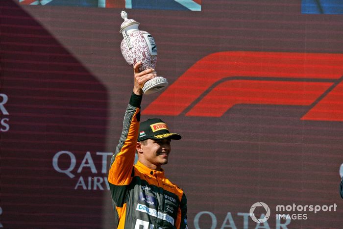 Lando Norris, McLaren, 2ª posición, levanta su trofeo