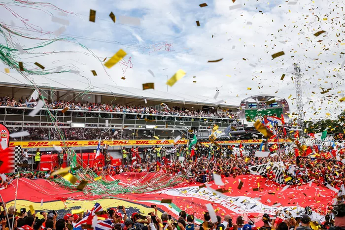 Fans y celebración