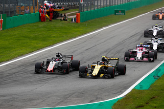 Carlos Sainz Jr., Renault Sport F1 Team RS 18, en lutte avec Romain Grosjean, Haas F1 Team VF-18, devant Esteban Ocon, Racing Point Force India VJM11, Lance Stroll, Williams FW41, et Sergey Sirotkin, Williams FW41
