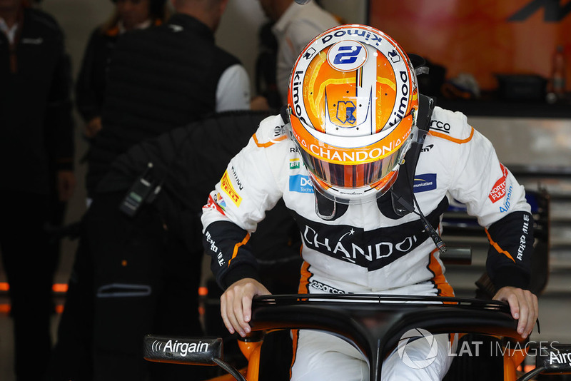 Stoffel Vandoorne, McLaren, monte dans sa monoplace