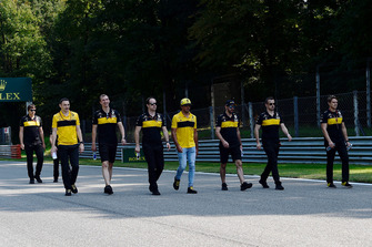 Carlos Sainz Jr., Renault Sport F1 Team pist yürüyüşü