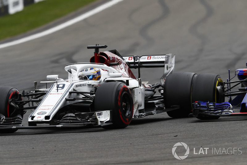 Marcus Ericsson, Sauber C37, passes Brendon Hartley, Toro Rosso STR13