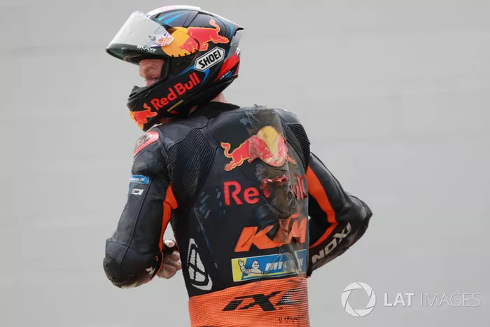 Bradley Smith, Red Bull KTM Factory Racing, después de la caída