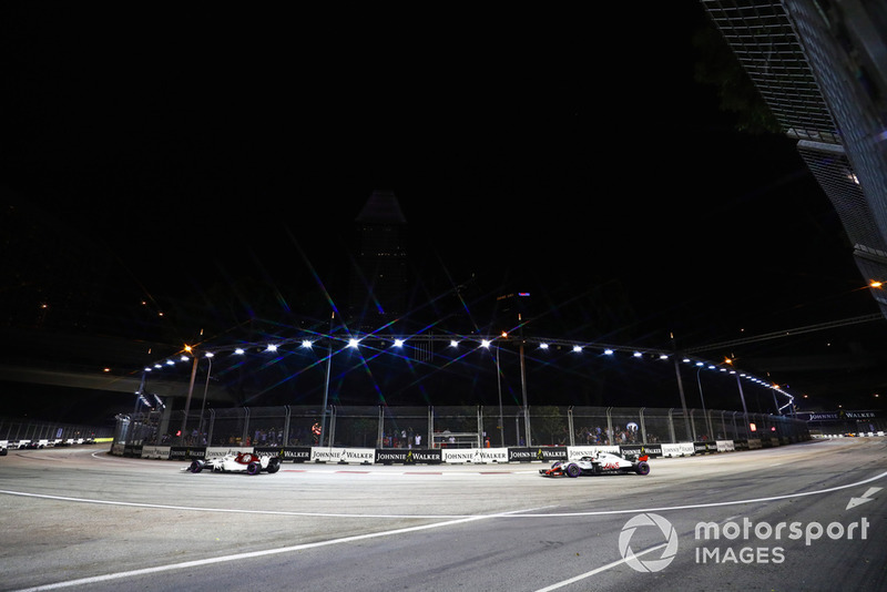 Marcus Ericsson, Sauber C37, precede Kevin Magnussen, Haas F1 Team VF-18
