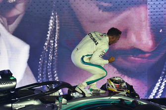 Race winner Lewis Hamilton, Mercedes-AMG F1 W09 EQ Power+ celebrates in parc ferme