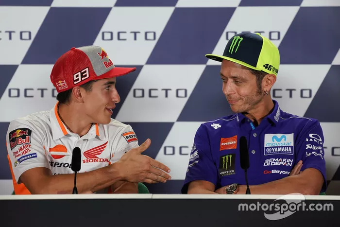 Márquez y Rossi el jueves de San Marino 2018, el italiano no aceptó la mano del español