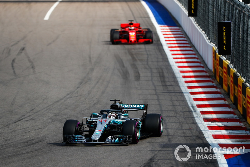 Lewis Hamilton, Mercedes AMG F1 W09, Sebastian Vettel, Ferrari SF71H