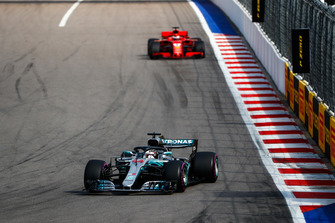 Lewis Hamilton, Mercedes AMG F1 W09, voor Sebastian Vettel, Ferrari SF71H