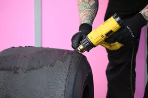 Un pneu Pirelli et un ingénieur de la marque