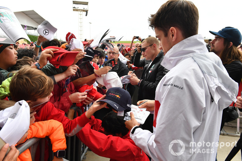 Charles Leclerc, Sauber, firma autografi ai tifosi