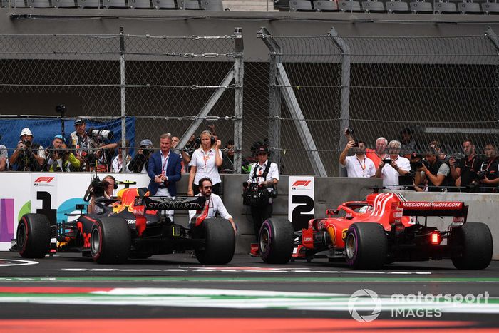 Max Verstappen, Red Bull Racing RB14 y Sebastian Vettel, Ferrari SF71H en Parc Ferme 