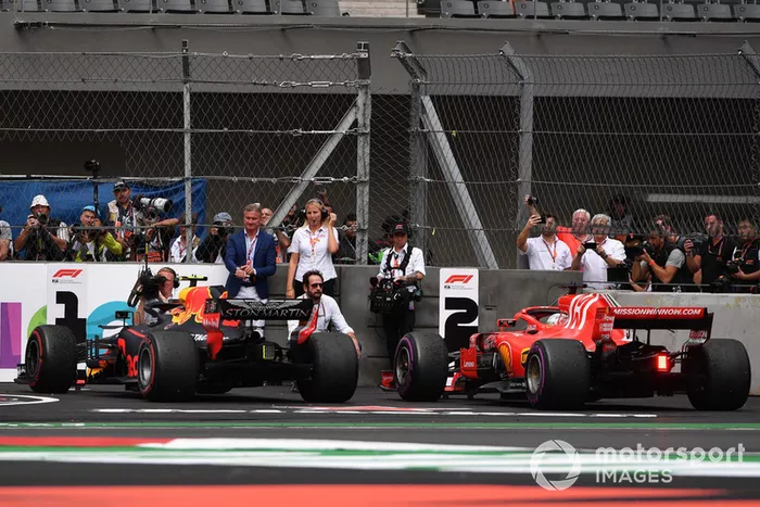 Max Verstappen, Red Bull Racing RB14 y Sebastian Vettel, Ferrari SF71H en Parc Ferme 