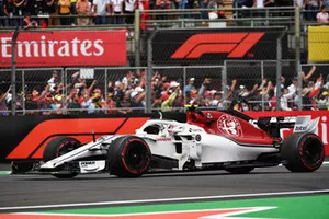Charles Leclerc, Sauber salue le public à la fin de la course