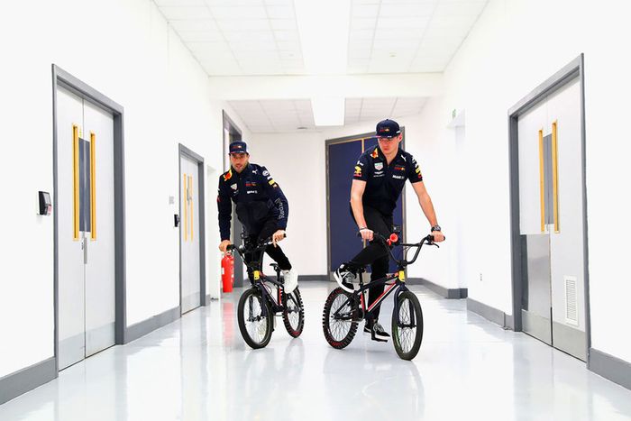 Max Verstappen, Red Bull Racing, y Daniel Ricciardo, Red Bull Racing, montan bicicletas en la fábrica