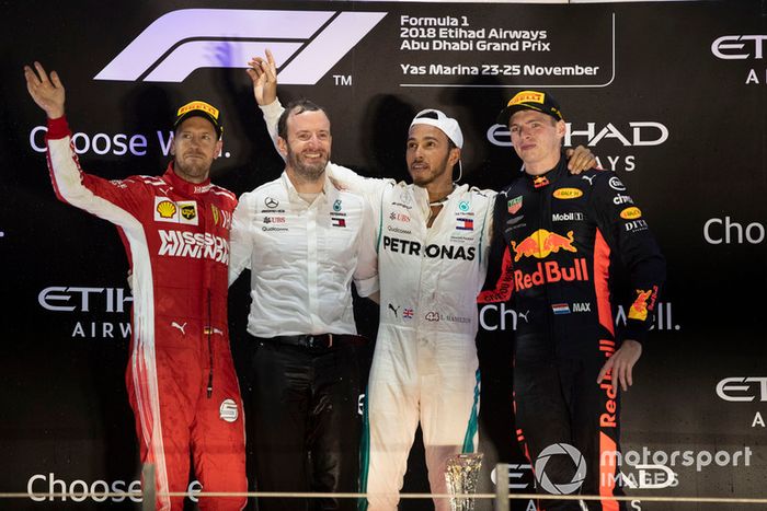 Podio: segundo lugar Sebastian Vettel, Ferrari, ganador de la carrera Lewis Hamilton, Mercedes AMG F1 y tercer lugar Max Verstappen, Red Bull Racing celebran