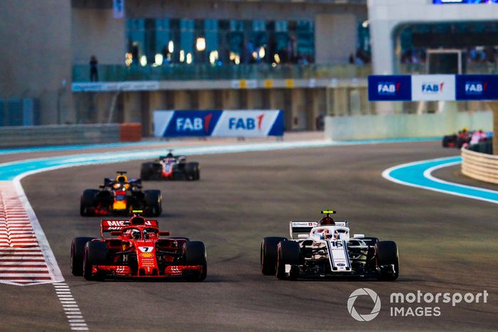 Charles Leclerc, Sauber C37, Kimi Raikkonen, Ferrari SF71H, y Daniel Ricciardo, Red Bull Racing RB14